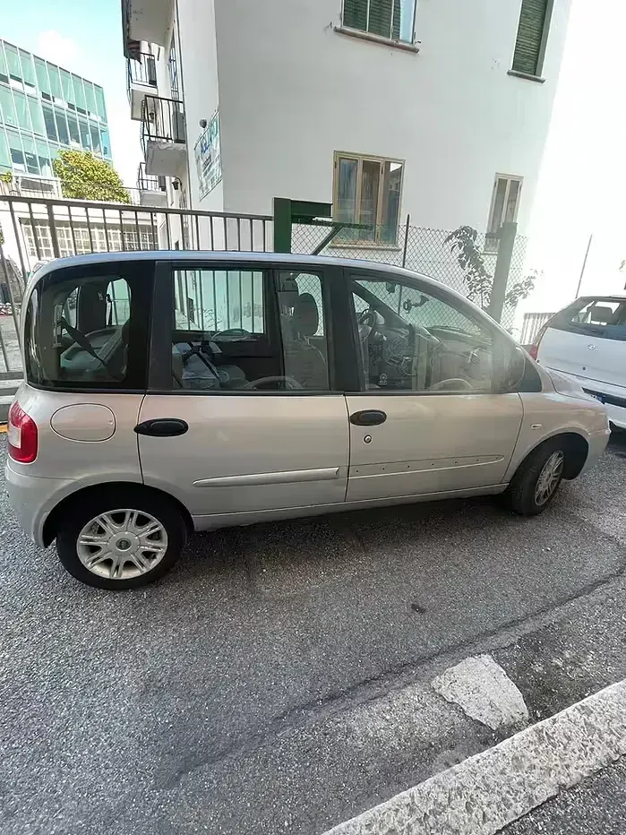 Usata Fiat Multipla 103 CV (75 kW) 2005 Grigio Monovolume