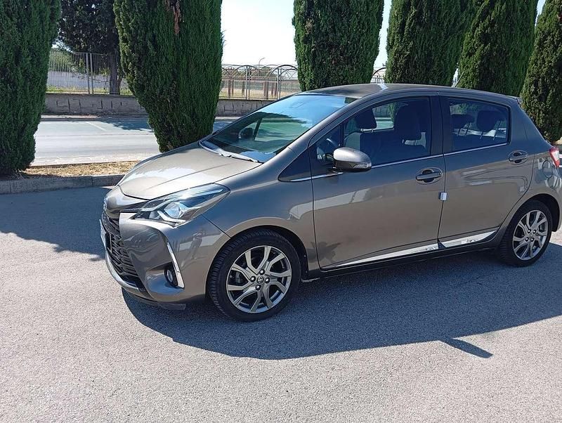 Usata Toyota Yaris 86 CV (63 kW) 2018 Grigio Berlina