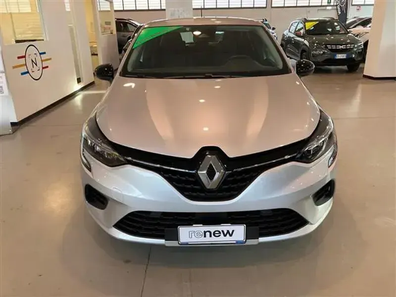 Usata Renault Clio Zen 140 CV (102 kW) 2023 Grigio chiaro Utilitaria