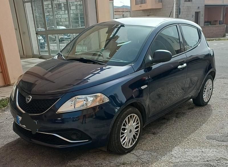 Usata Lancia Ypsilon Platinum 69 CV (50 kW) 2017 Blu Utilitaria