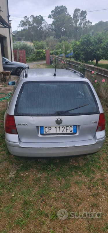 Usado VW Bora 101 CV (74 kW) 2004 Gris Berlina