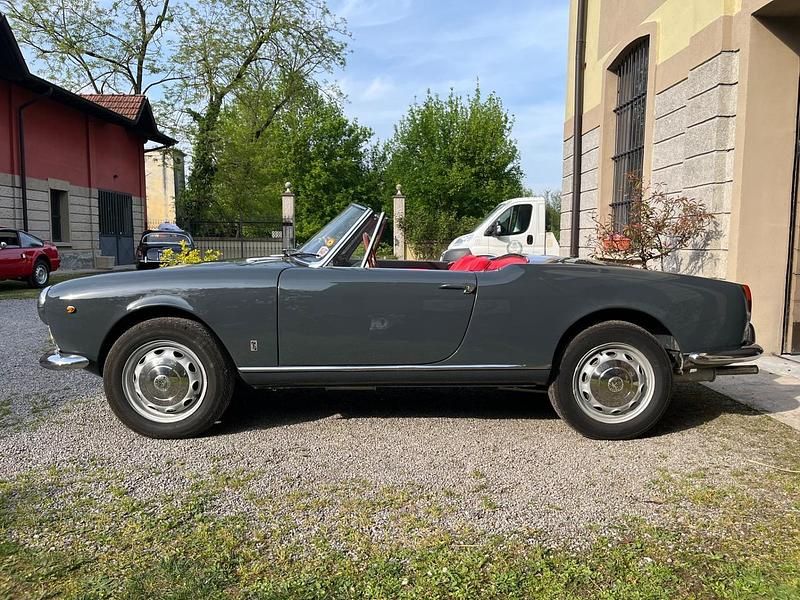 Usata Alfa Romeo Giulia Spider 122 CV (89 kW) 1963 Grigio Cabrio