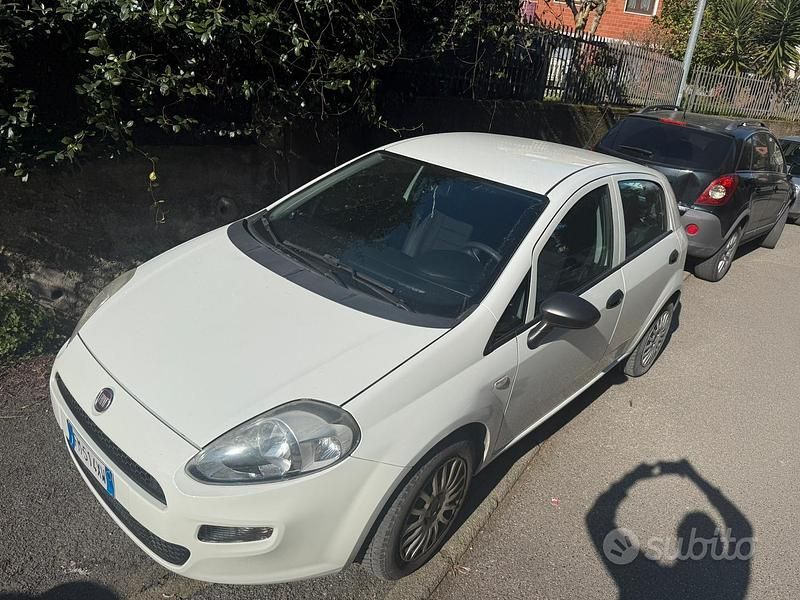 Usata Fiat Punto Lounge 69 CV (50 kW) 2018 Bianco Utilitaria