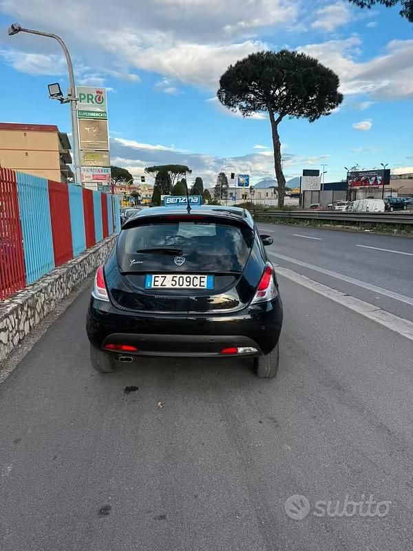 Usata Lancia Ypsilon 69 CV (50 kW) 2015 Nero Utilitaria