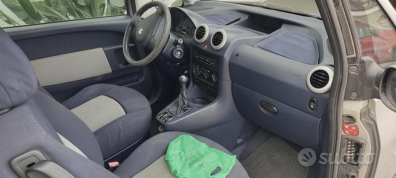 Usata Peugeot 1007 75 CV (55 kW) 2006 Grigio Monovolume