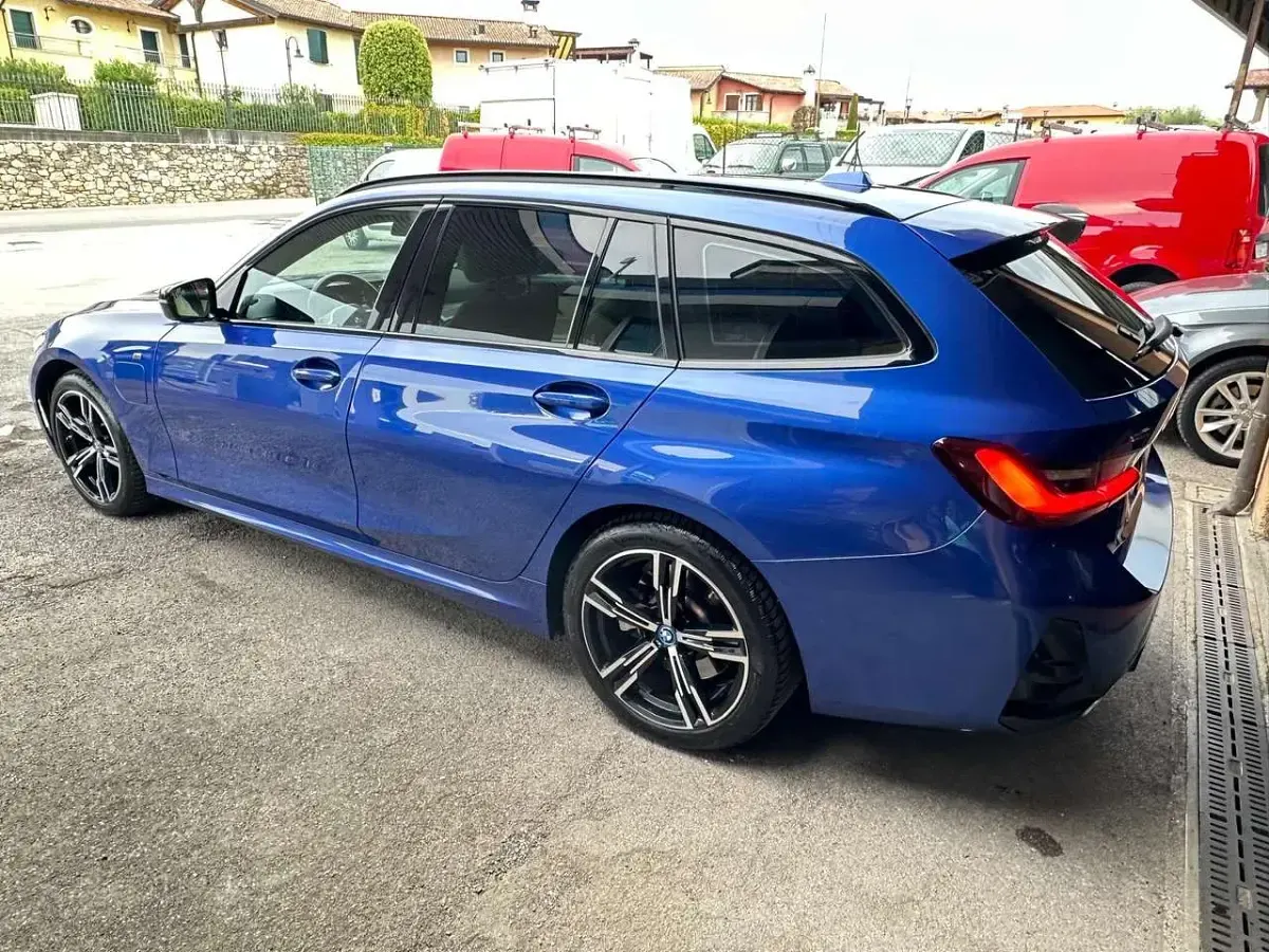 Usata BMW 330e M Sport 184 CV (135 kW) 2023 Portimao blue metallizzato Station wagon