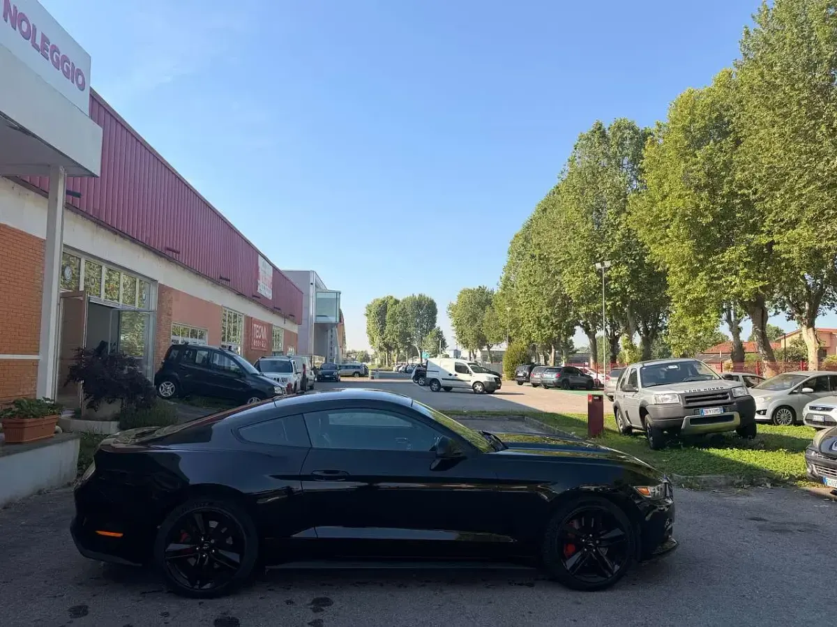 Usata Ford Mustang Fastback 317 CV (233 kW) 2017 Nero Coupé