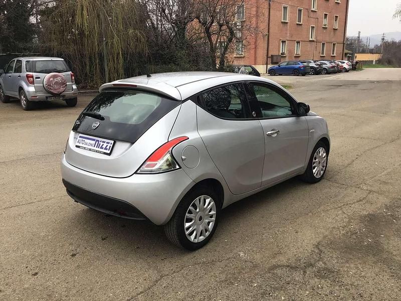 Usata Lancia Ypsilon Silver 69 CV (50 kW) 2013 Argento Utilitaria
