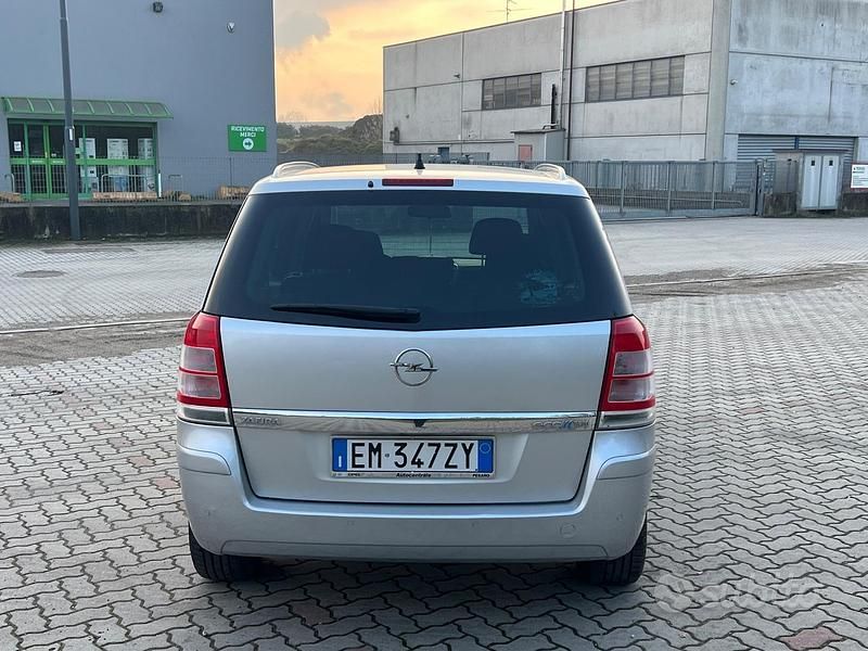 Usata Opel Zafira 150 CV (110 kW) 2012 Grigio Monovolume