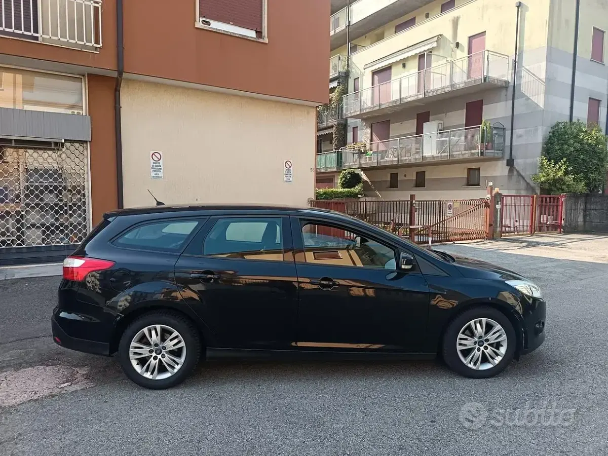 Usata Ford Focus 115 CV (84 kW) 2012 Nero Station wagon