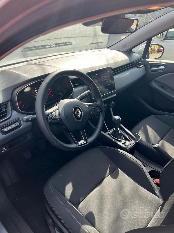 Usata Renault Clio V Intens 101 CV (74 kW) 2021 Grigio Berlina