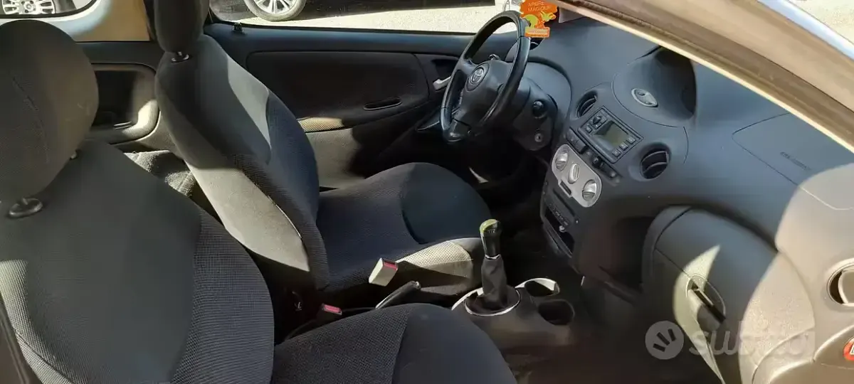 Usata Toyota Yaris 65 CV (47 kW) 2003 Grigio Berlina