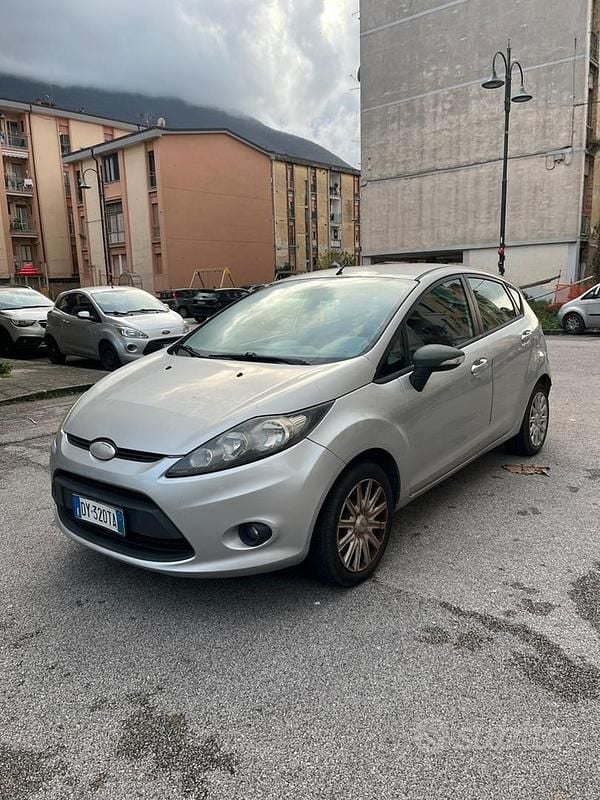 Usata Ford Fiesta 97 CV (71 kW) 2009 Grigio Berlina