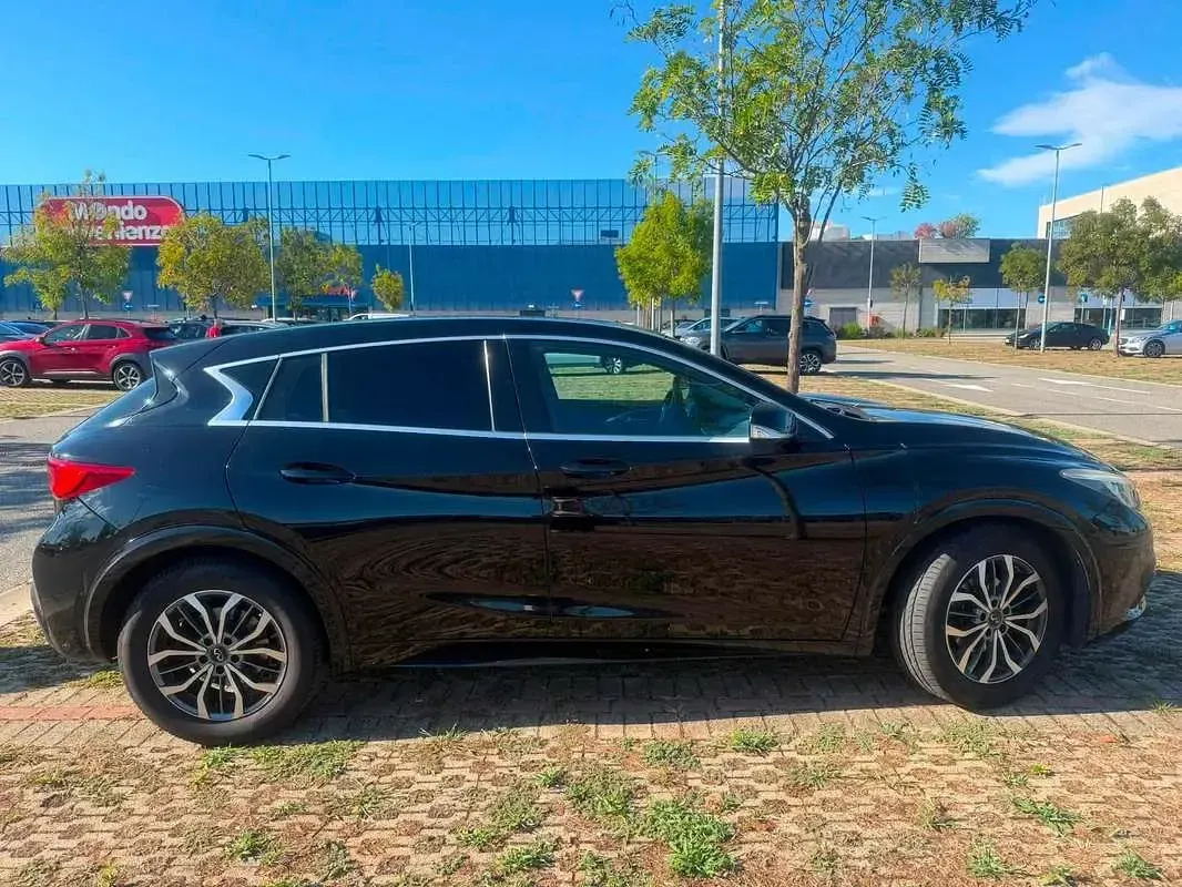 Usata Infiniti Q30 Business 109 CV (80 kW) 2018 Nero Berlina