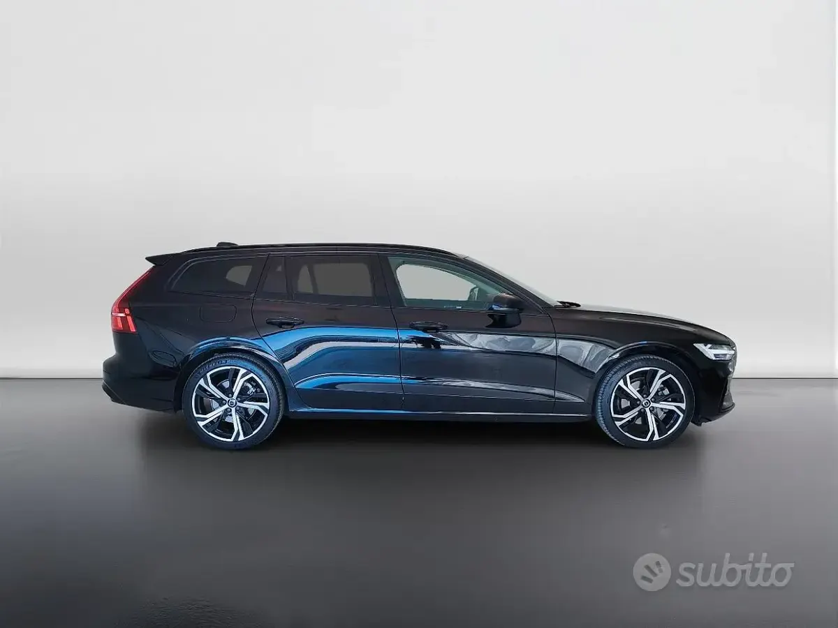 Usata Volvo V60 Plus 197 CV (144 kW) 2024 Nero Station wagon