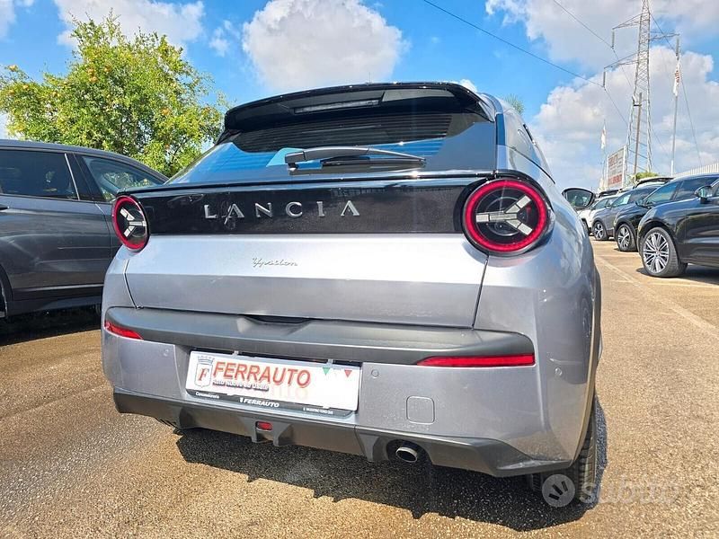 Nuova Lancia Ypsilon 101 CV (74 kW) 2025 Argento Utilitaria