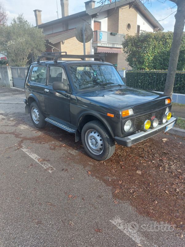 Nero Usata 2012 Lada niva SUV | 6500 € - Immagine 1/4