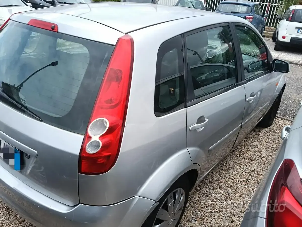 Usata Ford Fiesta Ghia 75 CV (55 kW) 2006 Grigio Utilitaria
