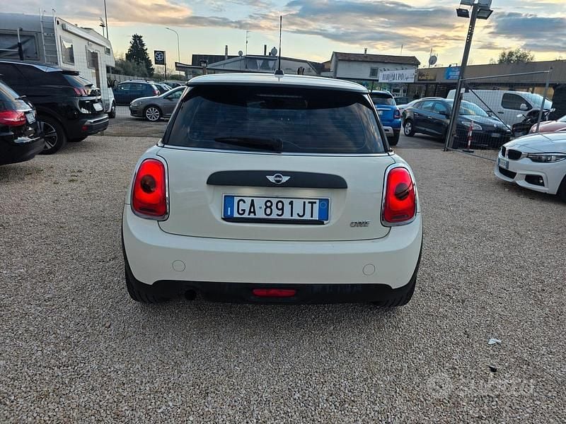 Usata Mini ONE 75 CV (55 kW) 2016 Beige Utilitaria