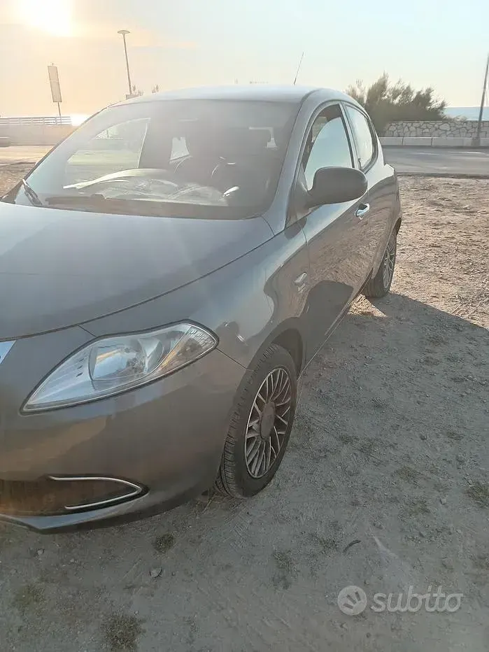 Usata Lancia Ypsilon 69 CV (50 kW) 2012 Grigio Utilitaria
