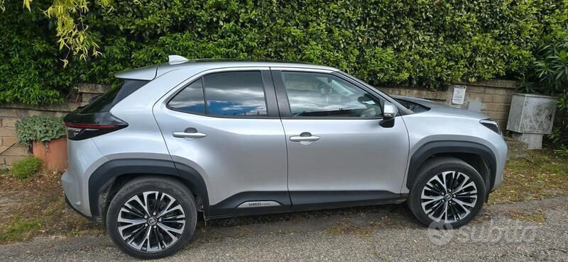 Grigio Usata 2021 Toyota Yaris Hybrid Tre volumi | 20.800 € - Immagine 1/4