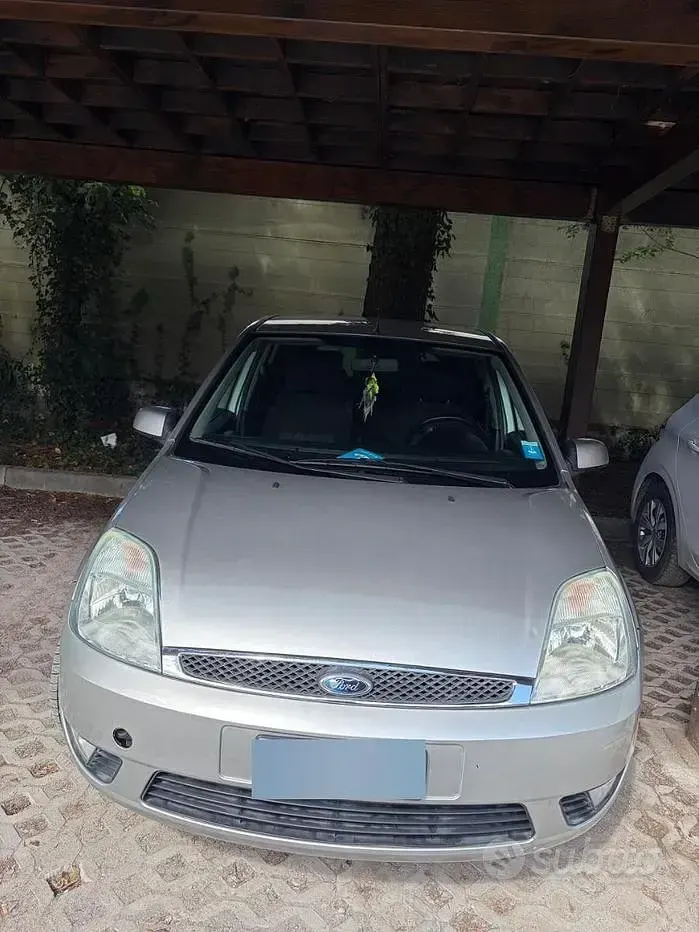 Usata Ford Fiesta 68 CV (50 kW) 2005 Grigio Utilitaria