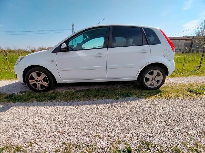 Second-hand Ford Fiesta 75 CP (55 kW) 2008 Alb Hatchback