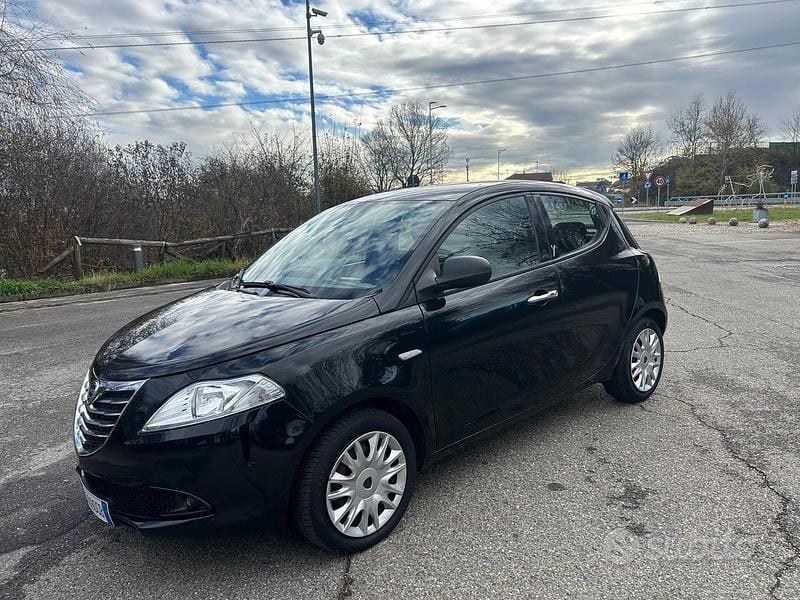 Usata Lancia Ypsilon 69 CV (50 kW) 2017 Nero Utilitaria
