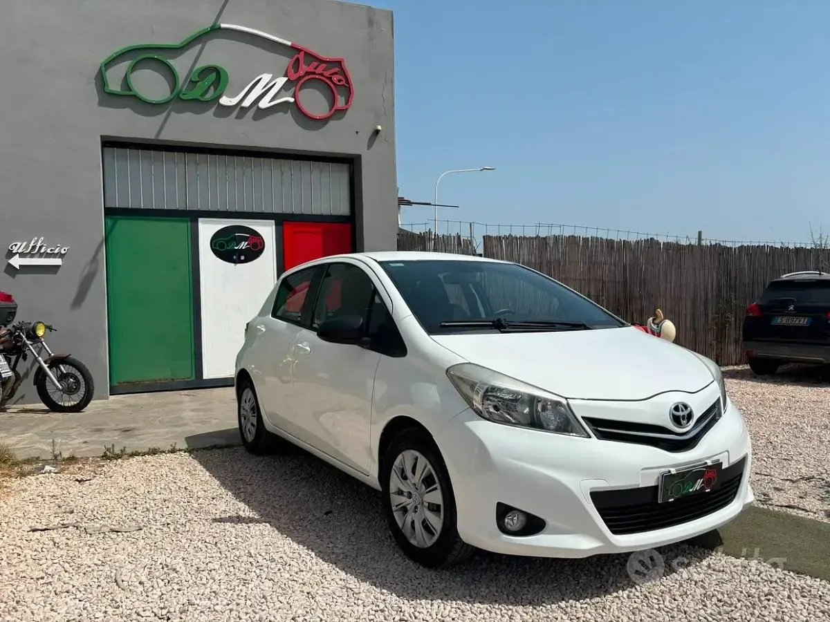 Usata Toyota Yaris Lounge 69 CV (50 kW) 2013 Bianco Utilitaria