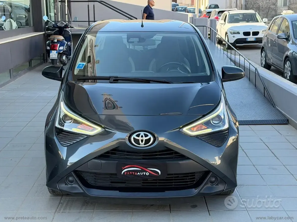 Usata Toyota Aygo 72 CV (52 kW) 2018 Grigio Utilitaria