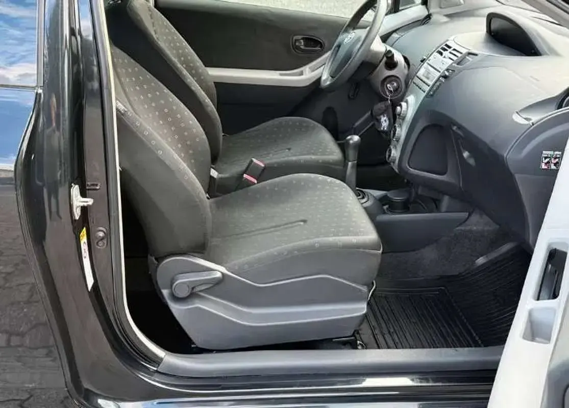 Usata Toyota Yaris Sol 69 CV (50 kW) 2006 Nero Berlina