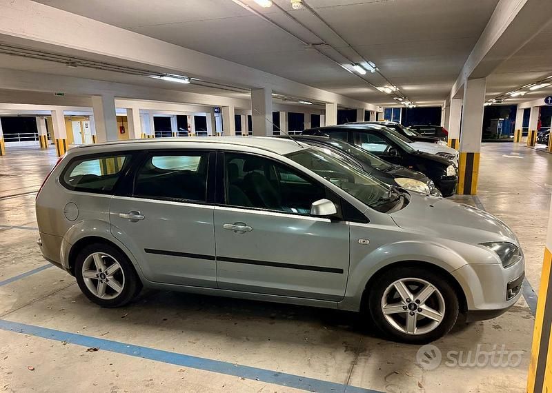 Usata Ford Focus Style 90 CV (66 kW) 2005 Grigio Station wagon