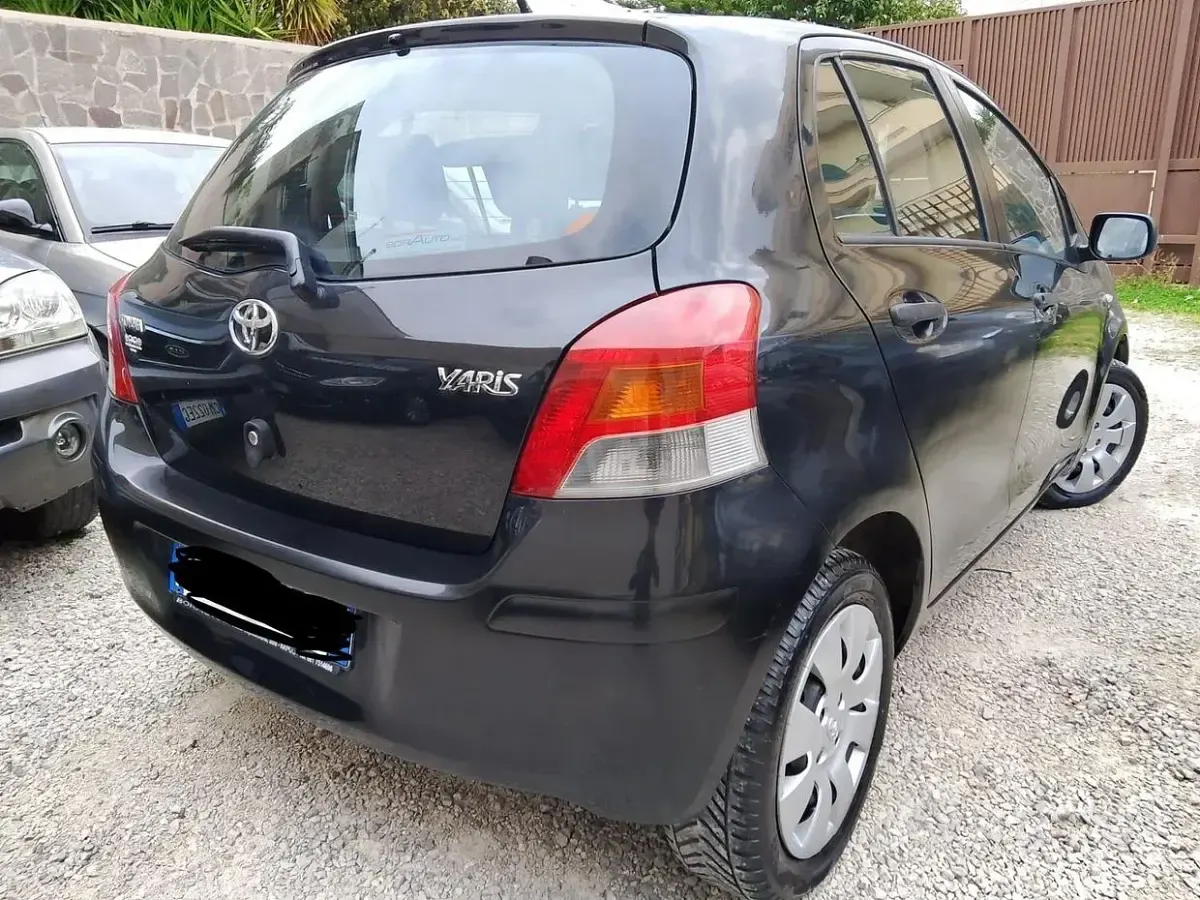 Usata Toyota Yaris 69 CV (50 kW) 2010 Nero Utilitaria