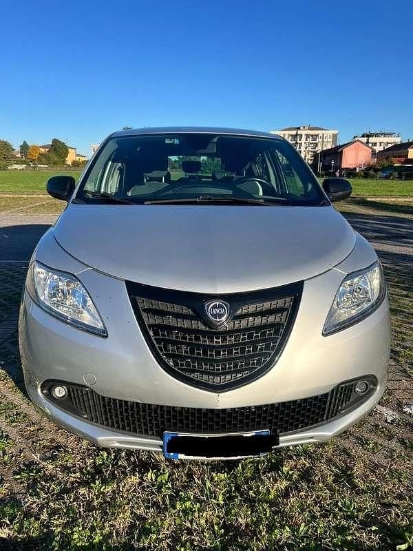 Argento Usata 2015 Lancia Ypsilon Due volumi | 4700 € (Super prezzo) - Immagine 1/4