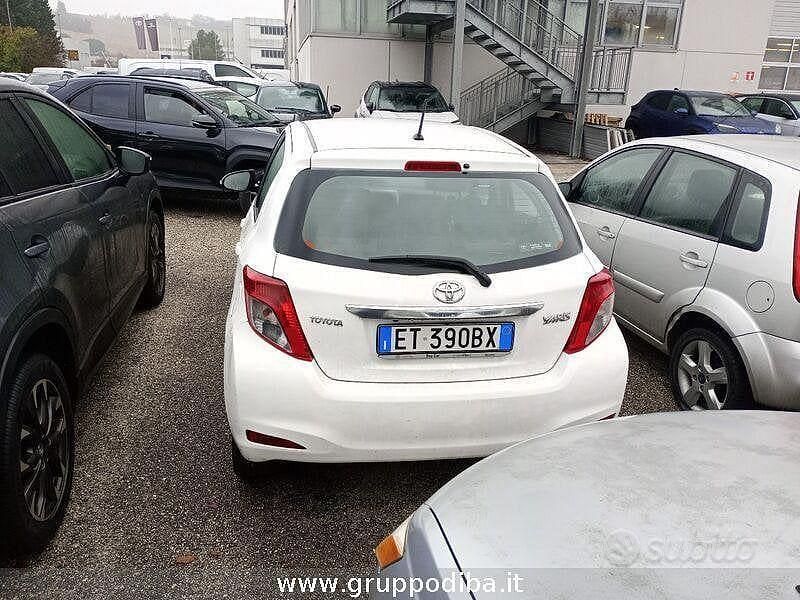 Usata Toyota Yaris Lounge 69 CV (50 kW) 2013 Bianco Berlina