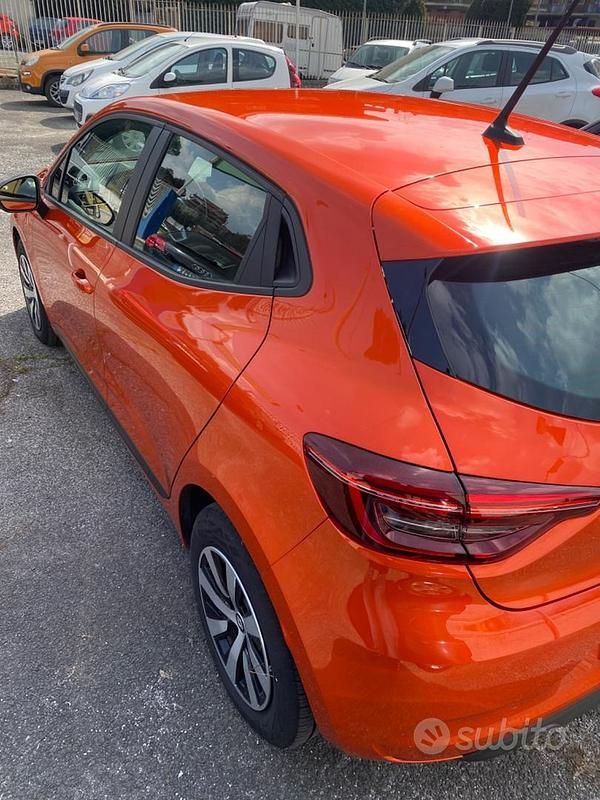 Usata Renault Clio V Equilibre 66 CV (48 kW) 2023 Arancione Berlina