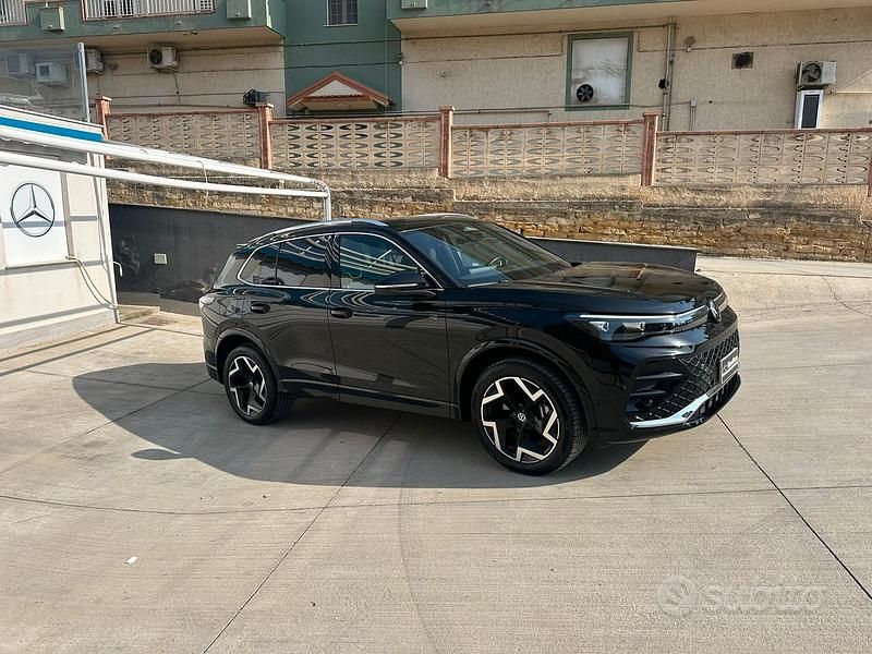 Usata VW Tiguan R-line 150 CV (110 kW) 2025 Nero SUV