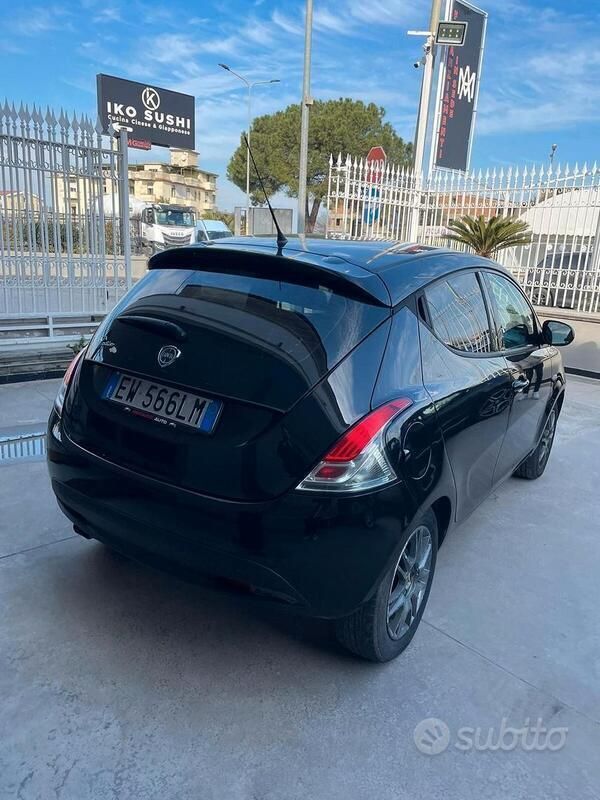 Usata Lancia Ypsilon Silver 69 CV (50 kW) 2016 Nero Utilitaria