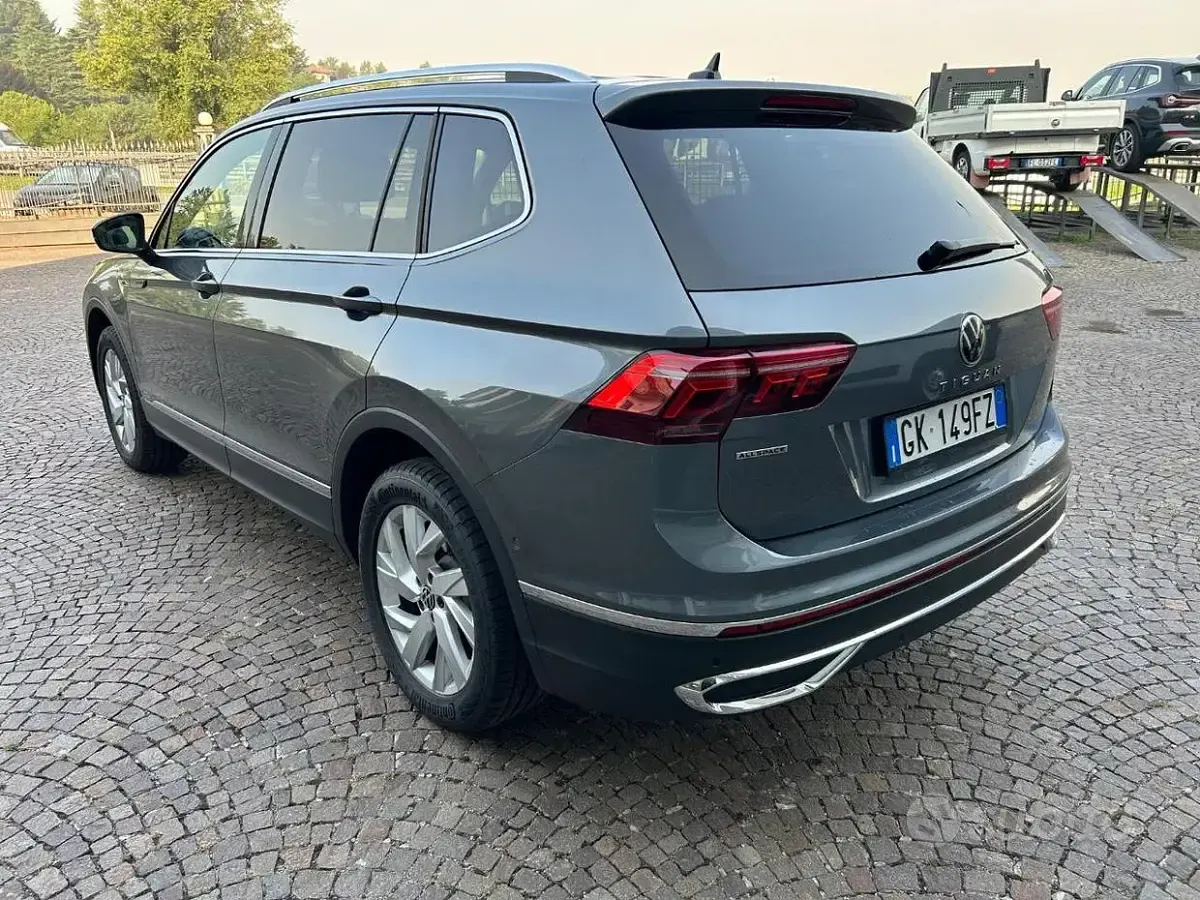 Usata VW Tiguan Allspace Elegance 150 CV (110 kW) 2022 Grigio scuro metallizzato SUV