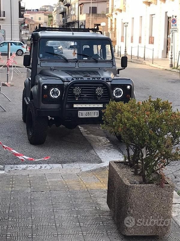 Usado Land Rover Defender 86 CV (63 kW) 1998 Negro Descapotable