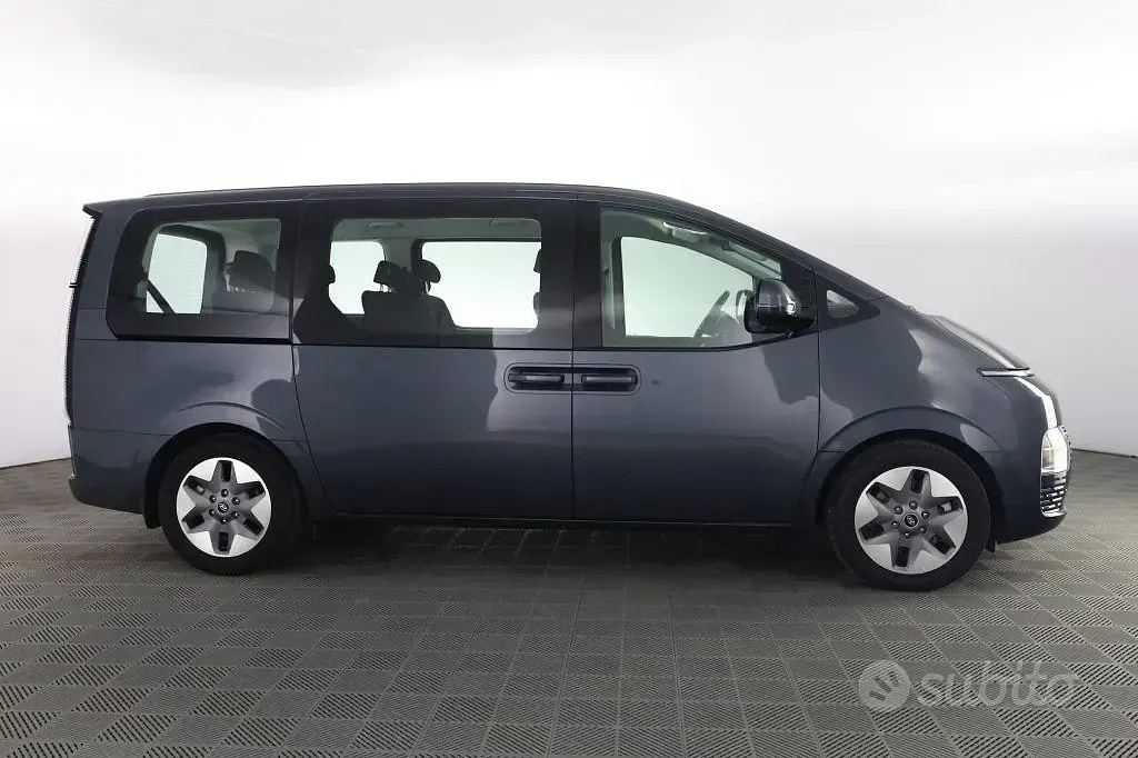 Usata Hyundai Staria 177 CV (130 kW) 2024 Graphite gray Monovolume