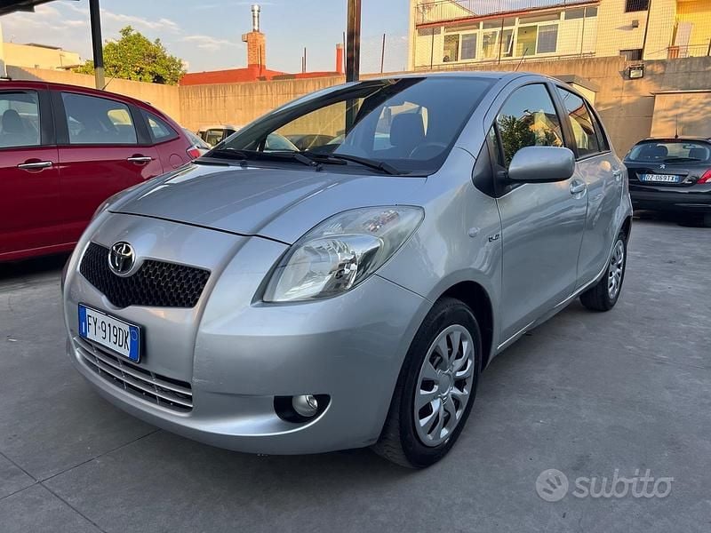 Grigio Usata 2009 Toyota Yaris Tre volumi | 2400 € (Super prezzo) - Immagine 1/4