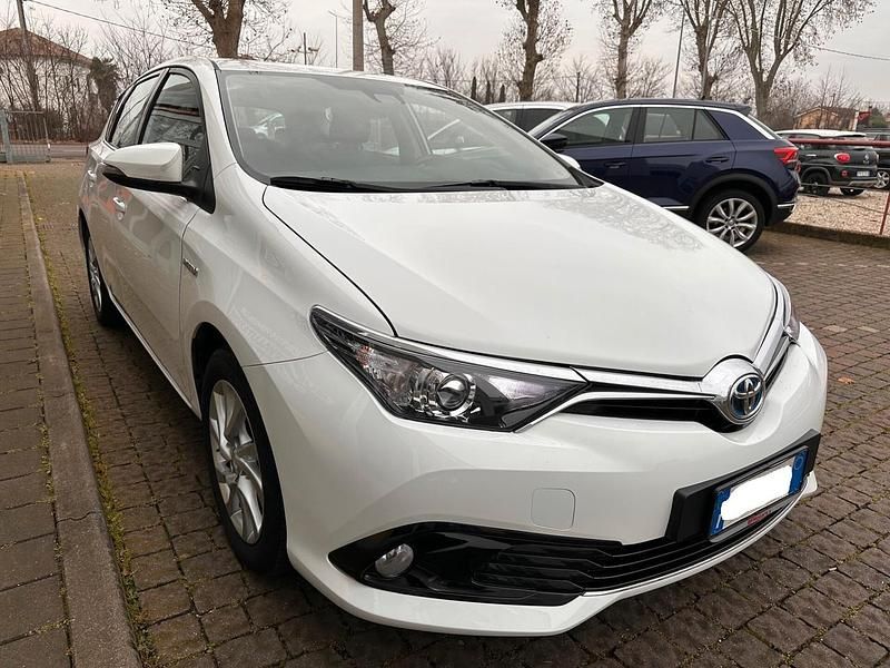 Usata Toyota Auris Hybrid Lounge 99 CV (72 kW) 2016 Bianco Berlina