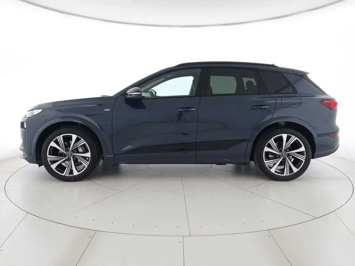 Nuova Audi Q6 e-tron S-Line 239 kW (326 CV) 2026 Blu plasma metallizzato SUV