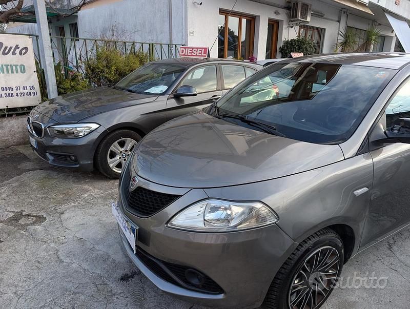 Usata Lancia Ypsilon Gold 69 CV (50 kW) 2018 Grigio Utilitaria