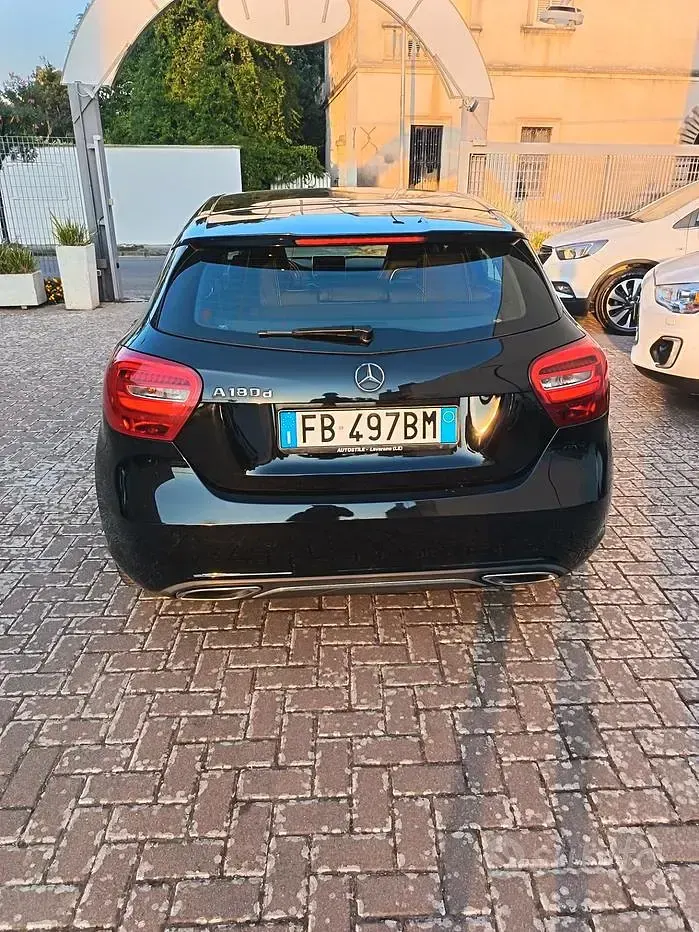 Usata Mercedes A180 Executive 90 CV (66 kW) 2015 Nero Utilitaria