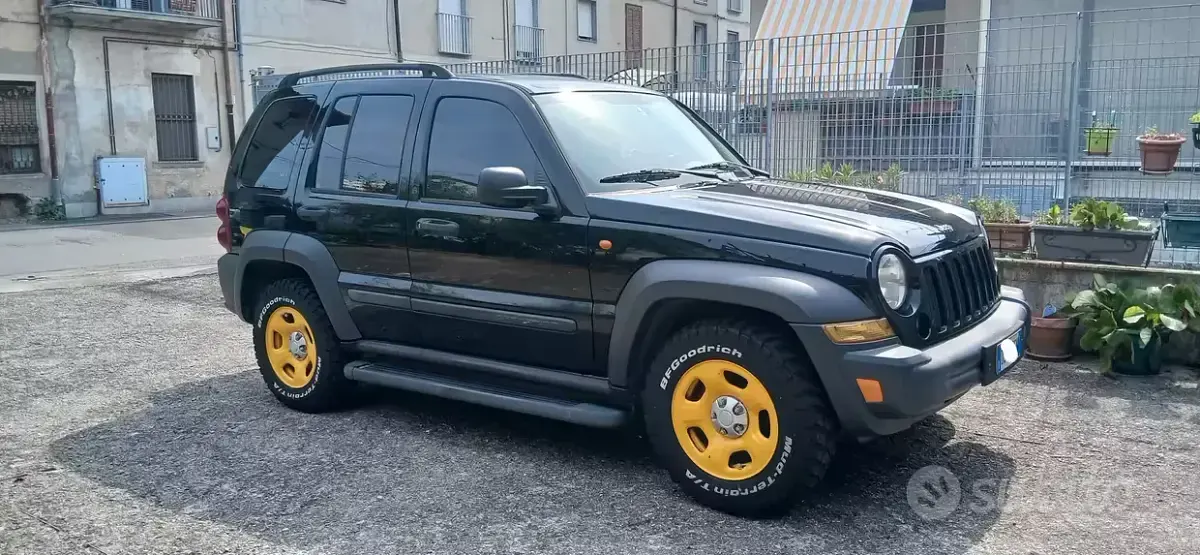 Usata Jeep Cherokee 180 CV (132 kW) 2006 Nero SUV