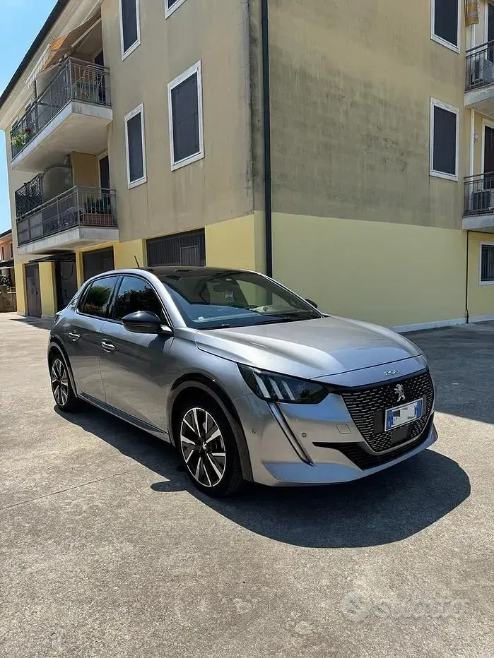 Usata Peugeot 208 GT 102 CV (75 kW) 2022 Grigio Utilitaria