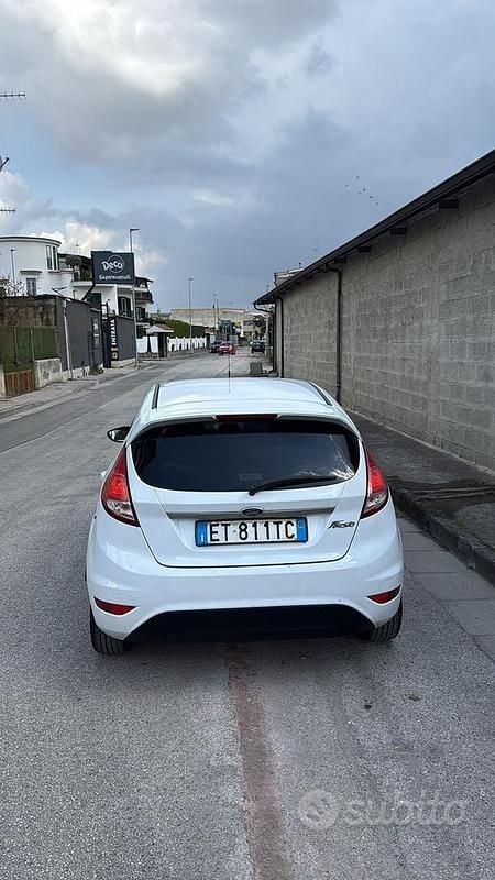Usata Ford Fiesta 75 CV (55 kW) 2014 Bianco Utilitaria
