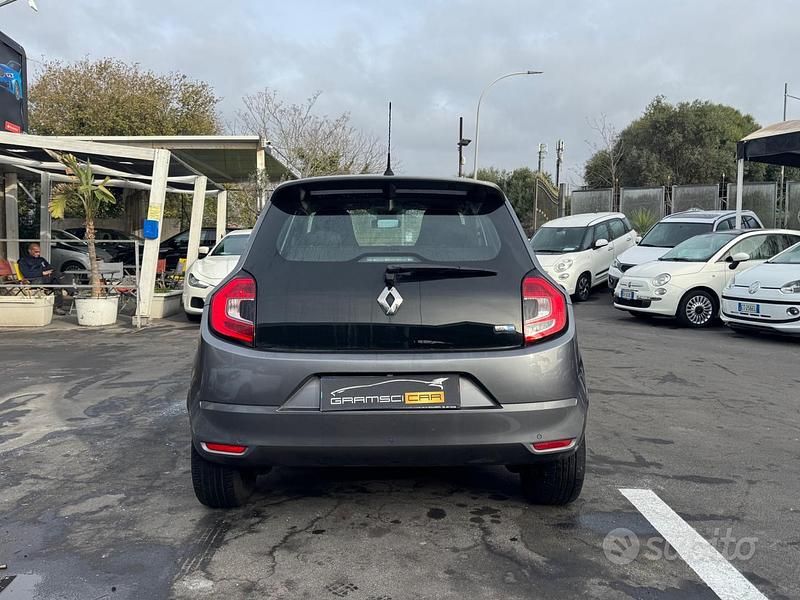 Usado Renault Twingo Intens 60 kW (82 CV) 2021 Gris Utilitario